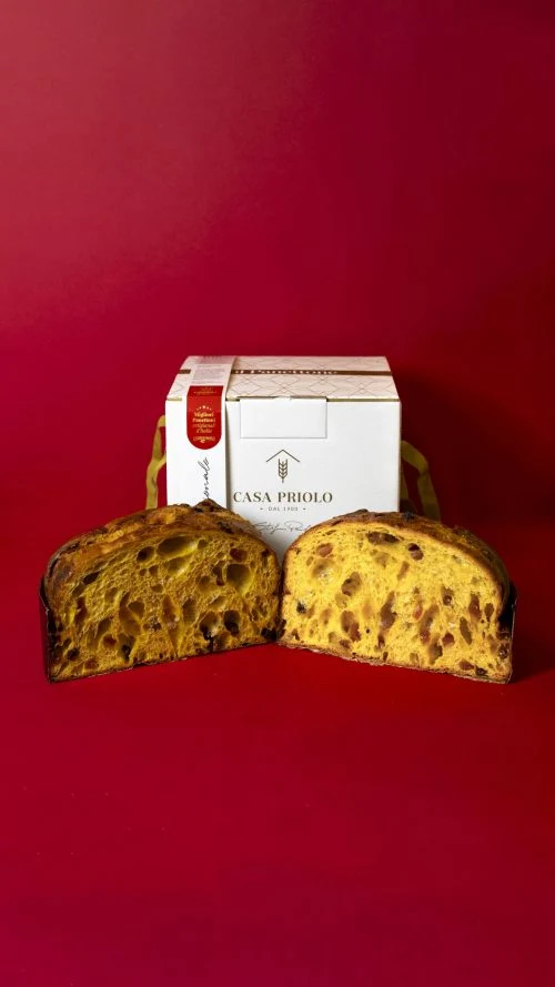 Panettone Casa Priolo tagliato, con la confezione regalo sullo sfondo