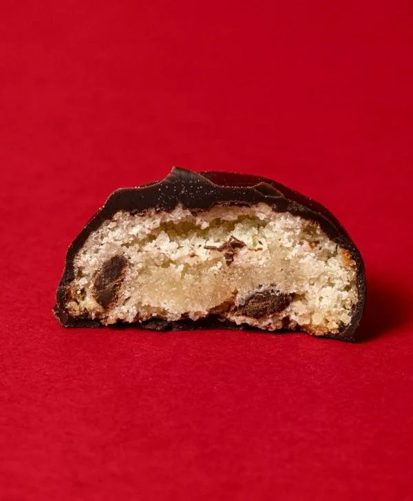 Cupolette di mandorle al rum ricoperte di cioccolato