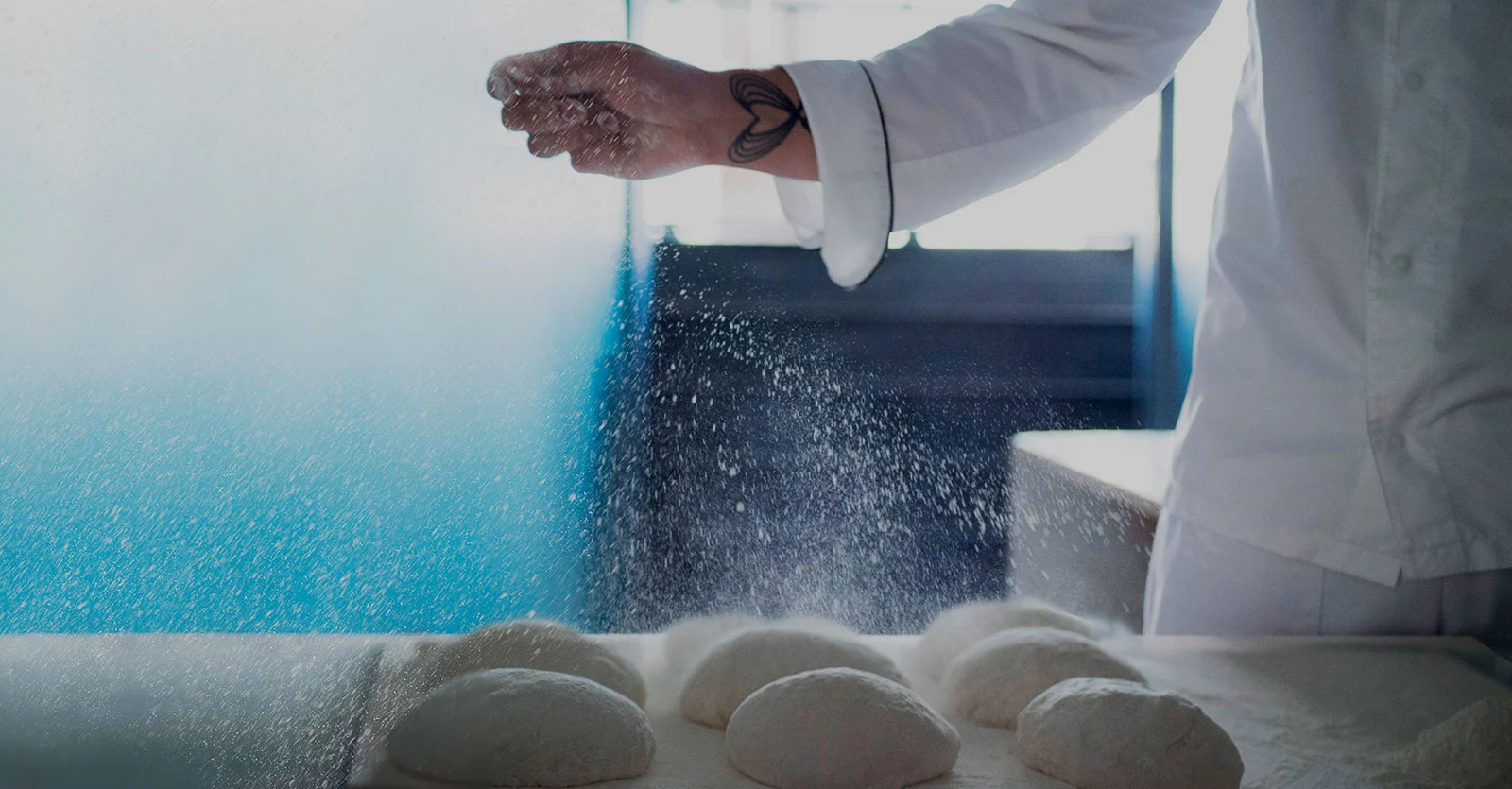 La lavorazione a mano degli impasti nel laboratorio Casa Priolo